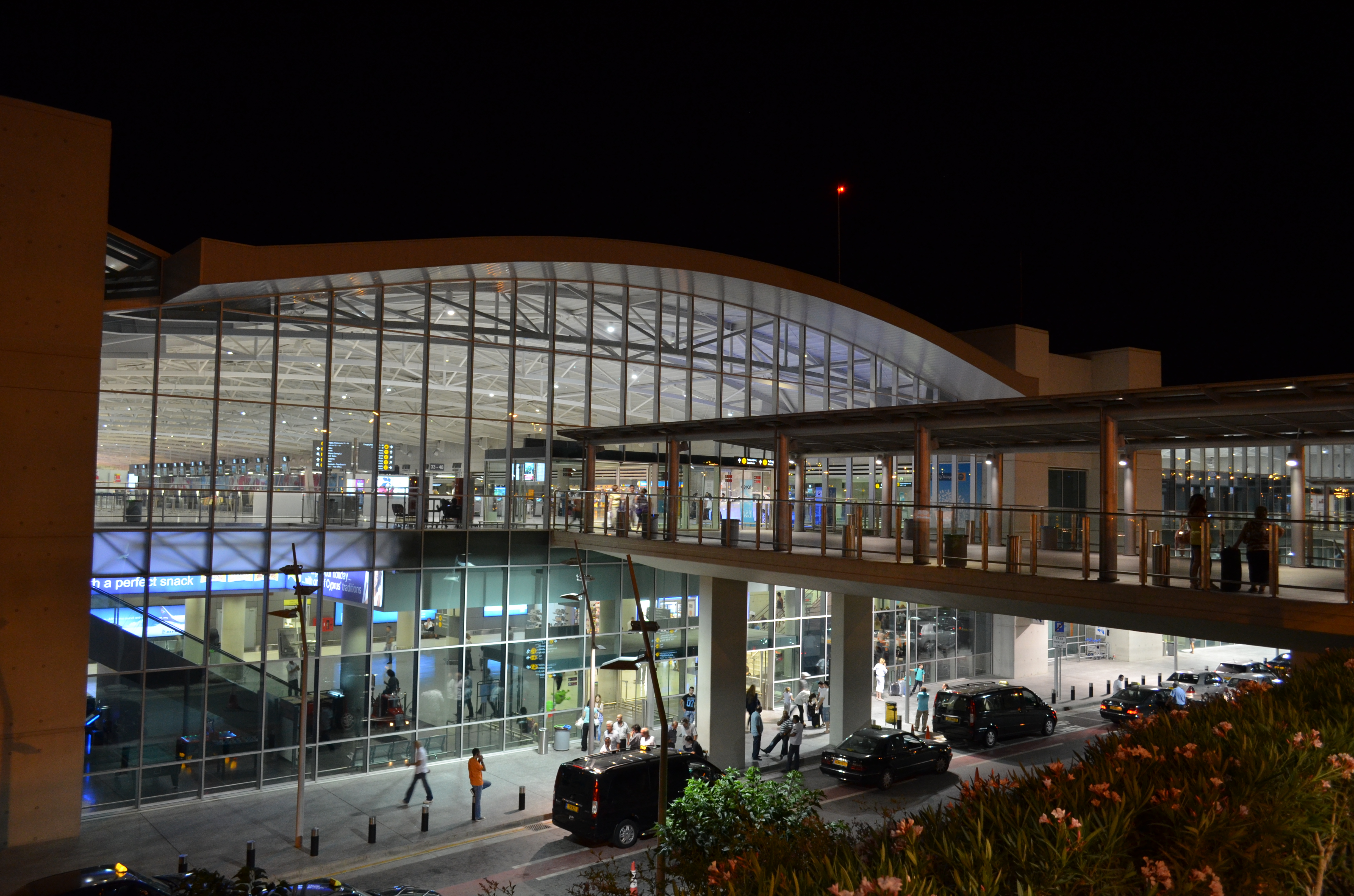 cover Larnaca Airport (LCA): The complete guide for arrivals, transfers and parking