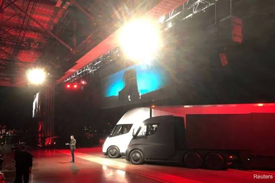 cover Tesla is beginning Semi electric truck deliveries