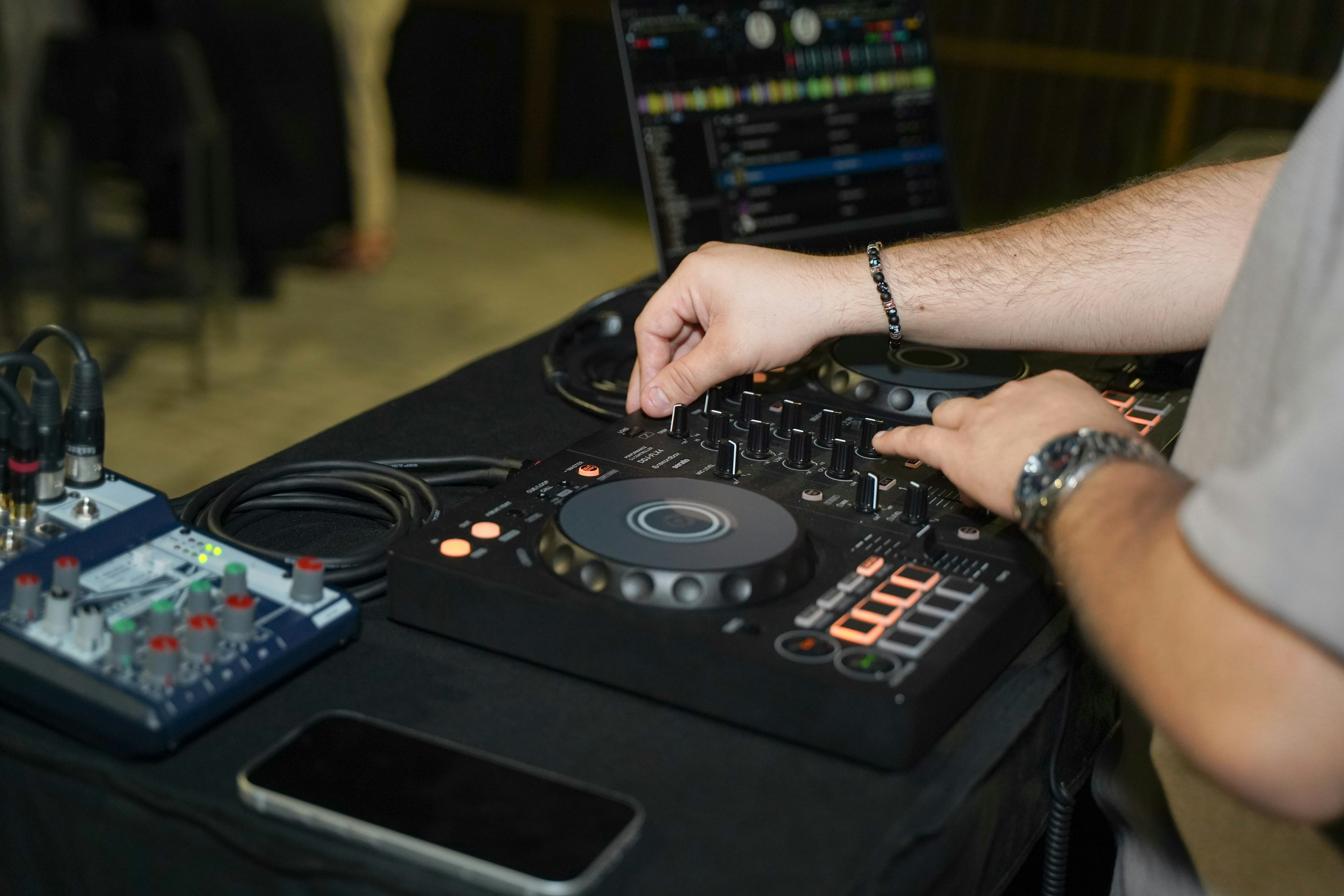 cover Beatmatch vs self-learning: Which is better for beginner DJs?