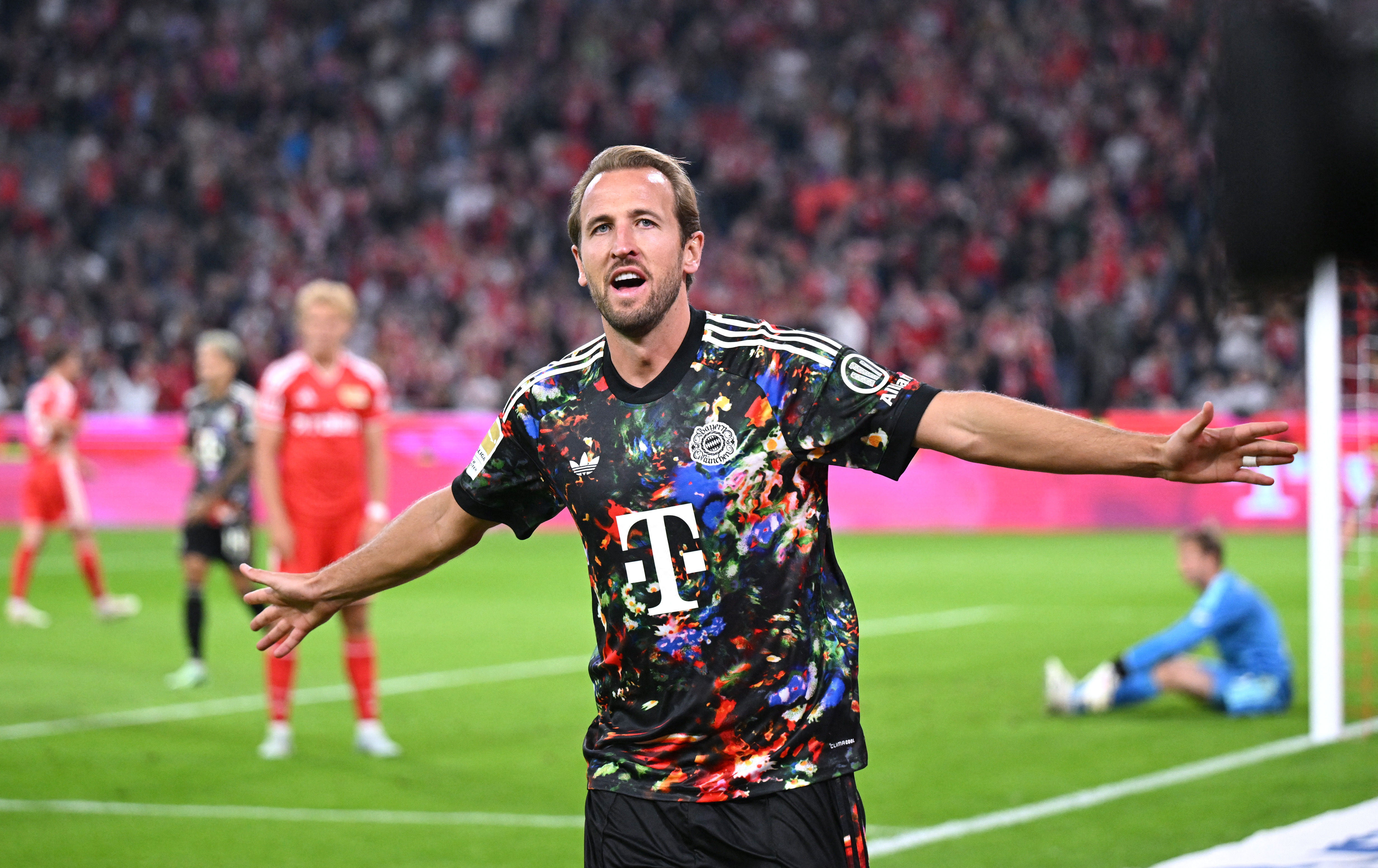 cover Kane breaks record and Olise hits treble as Bayern thrash Union 7-0
