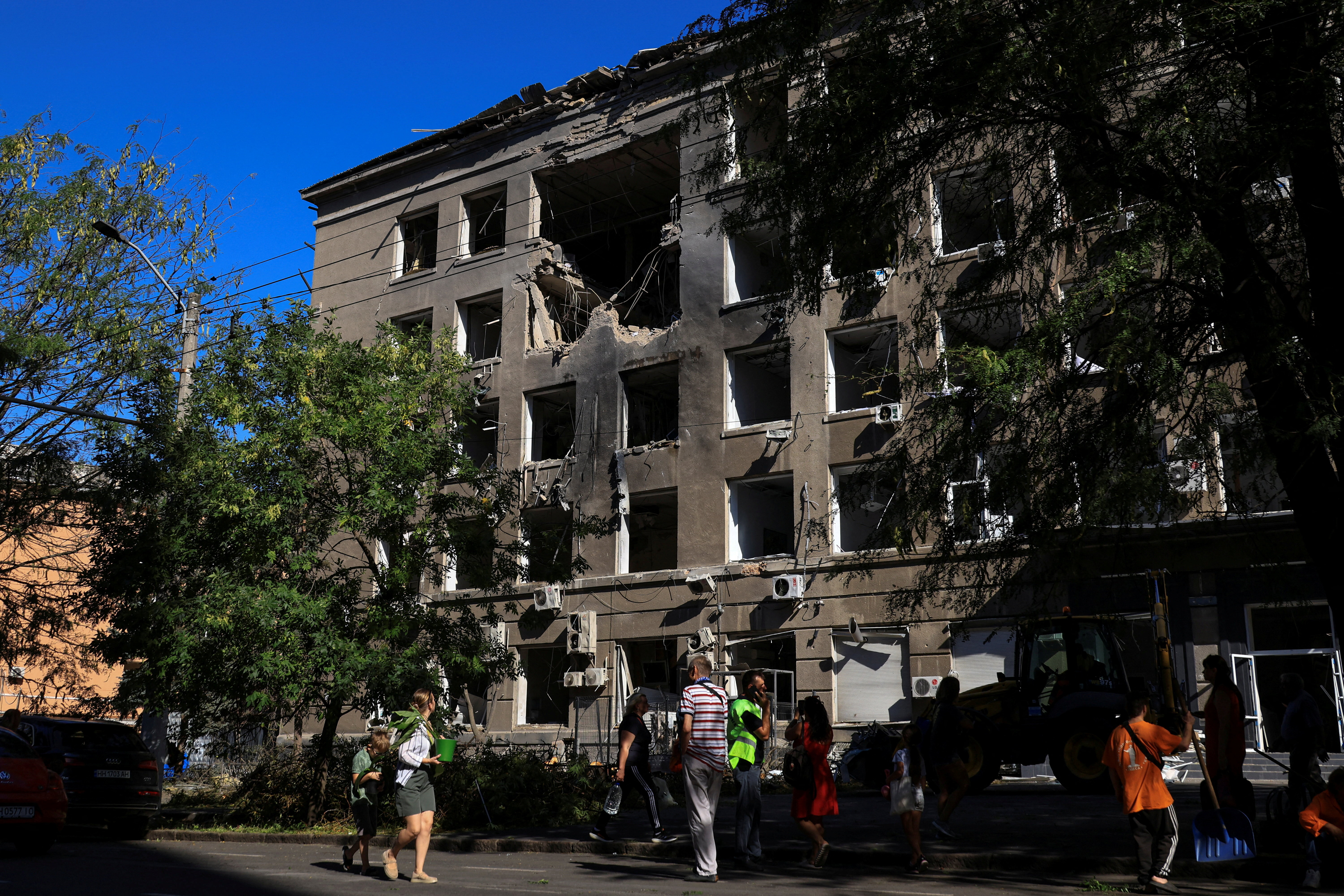 cover Russian attacks wound 17, damage building in Ukraine&#8217;s Odesa