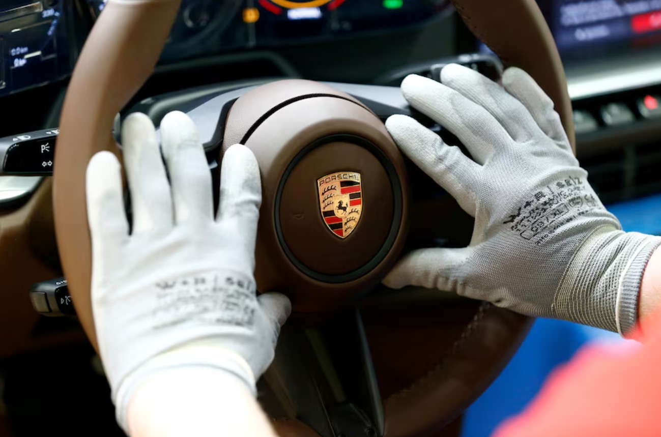 cover Porsche adds pressure to Volkswagen CEO&#8217;s restructuring plan