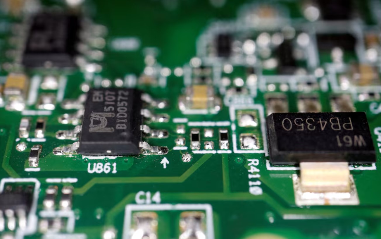 cover Smaller phone and laptop makers dig in for years of memory scarcity