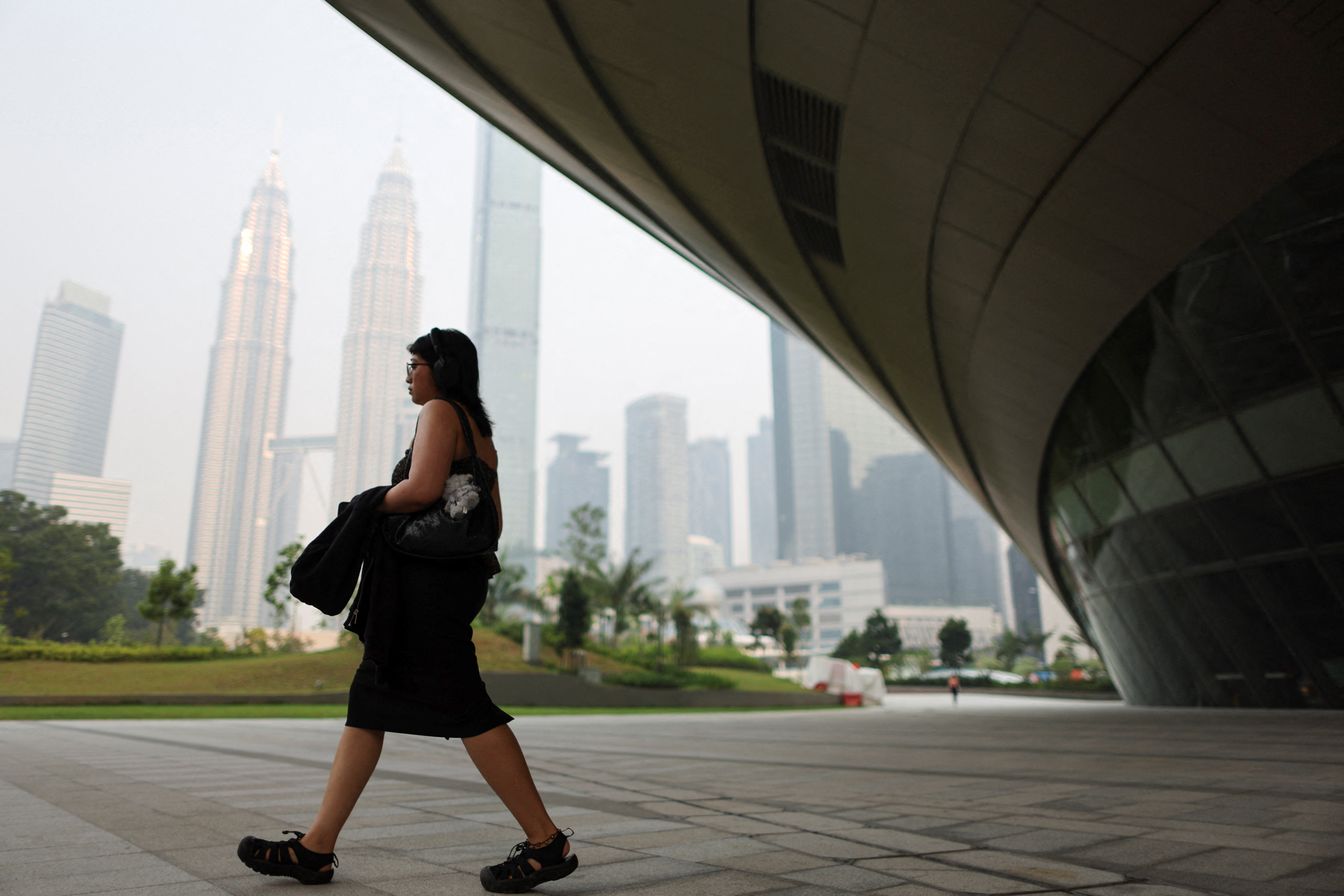 cover Smog shuts down schools in Malaysia