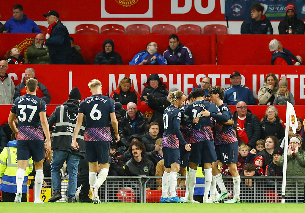 cover Solanke snatches late draw for 10-man Spurs at Man United
