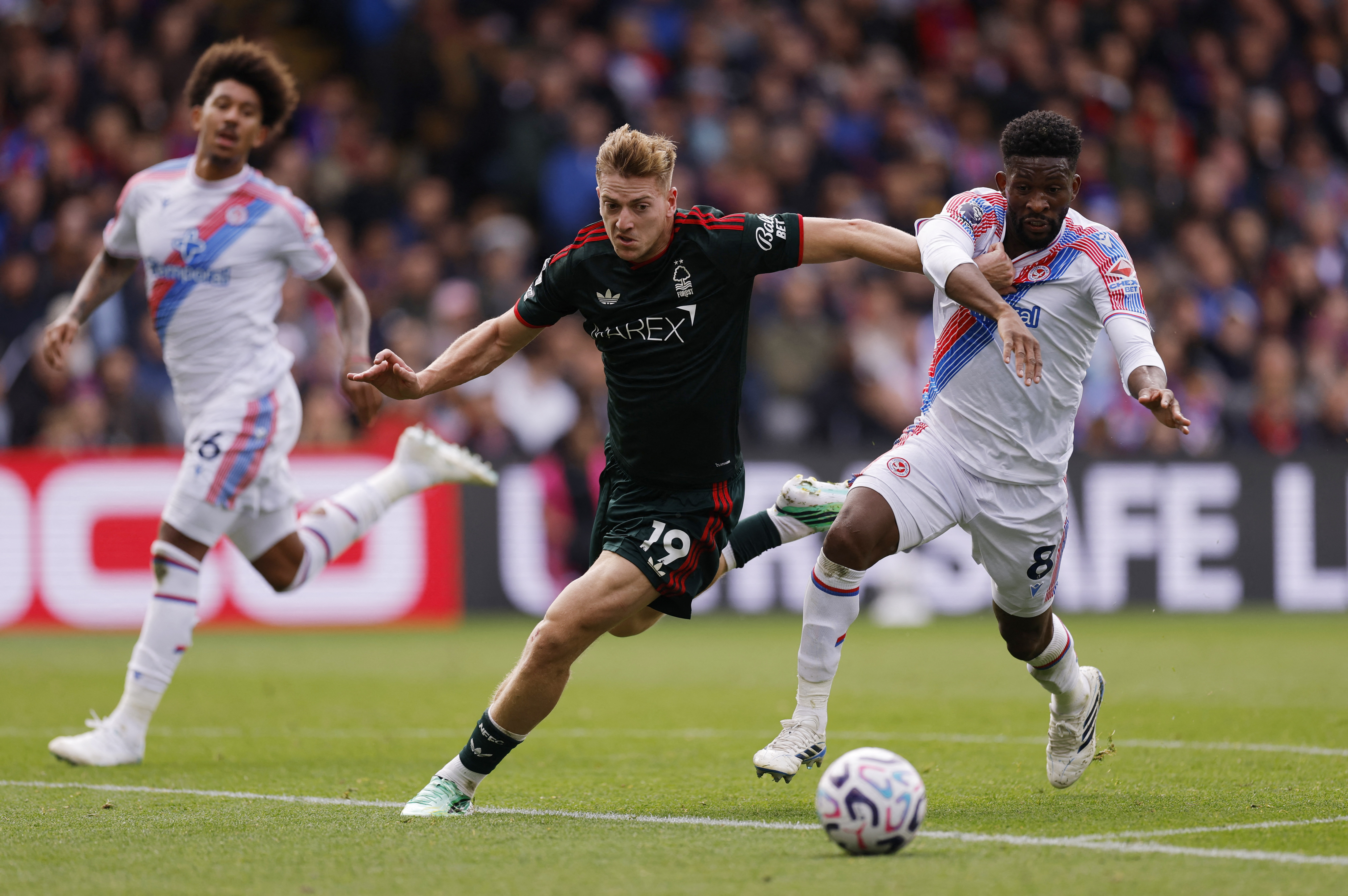 cover Crystal Palace beat Nottingham Forest 3-1