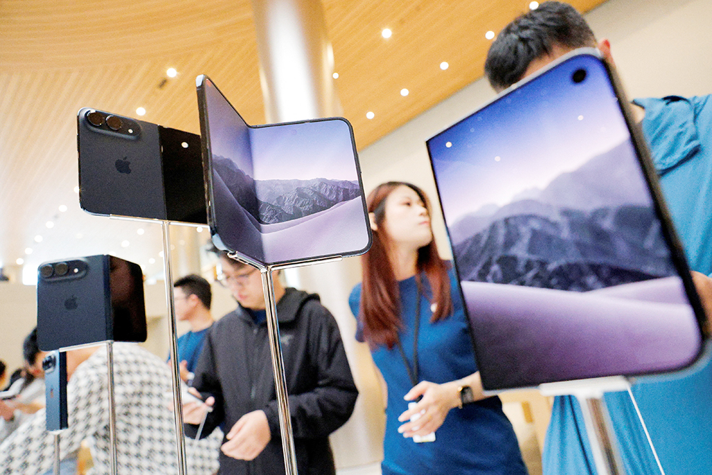 cover Apple&#8217;s foldable iPhone hits stores with €2,300 price tag and scarce supply