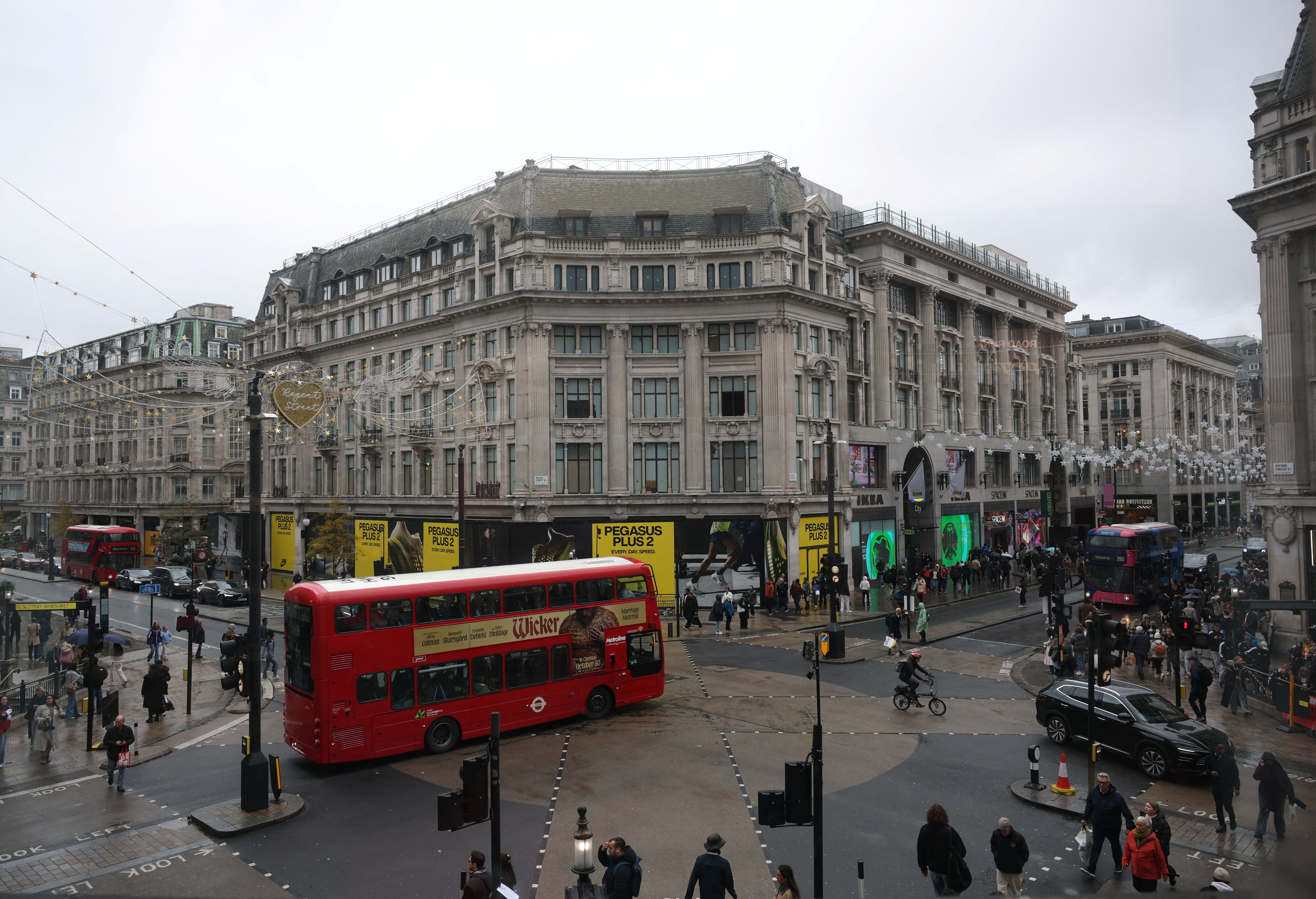 image London&#8217;s famous Oxford Street goes traffic-free in major transformation