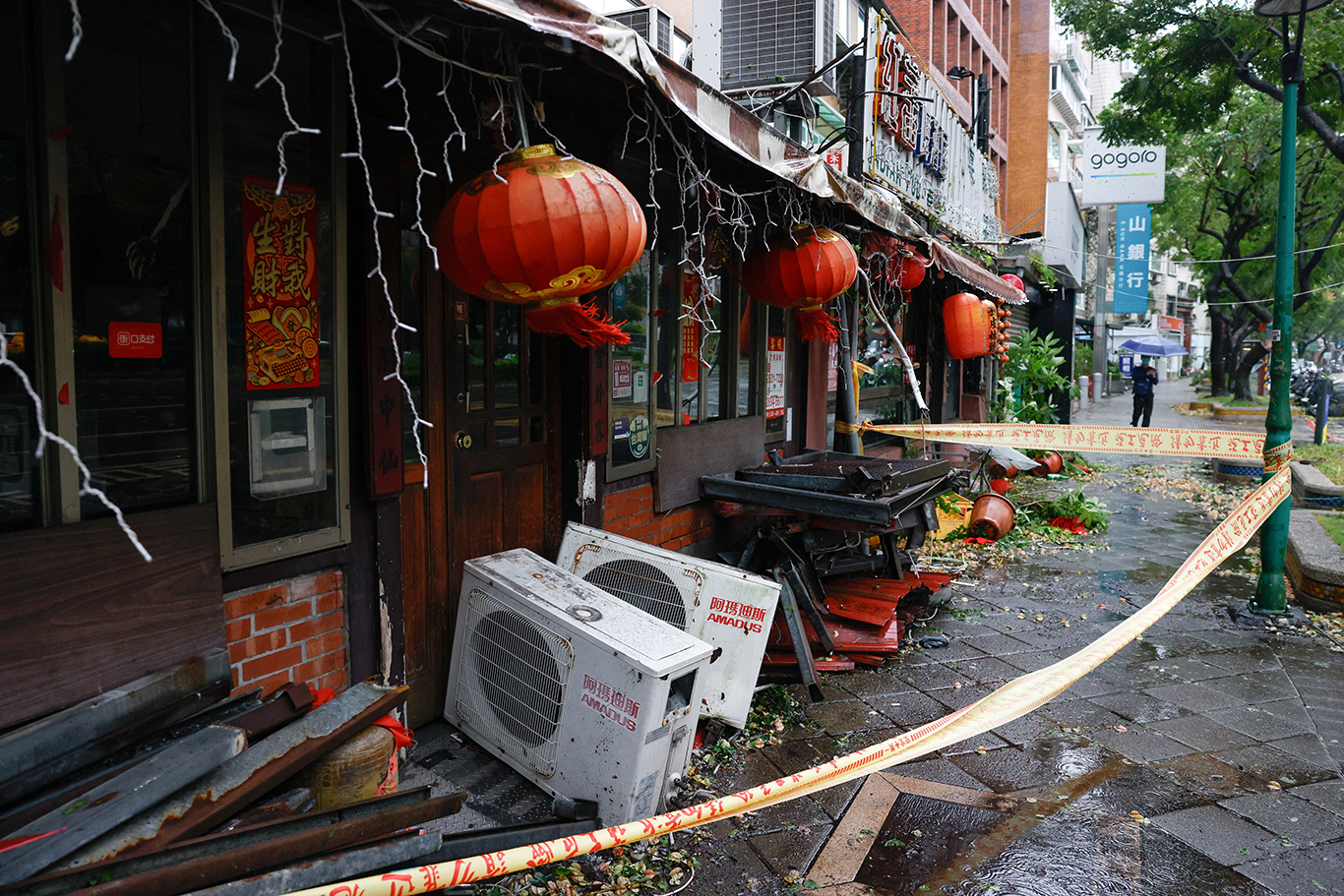 cover Typhoon Champi sweeps past Taiwan, leaving 1 dead, 500 injured