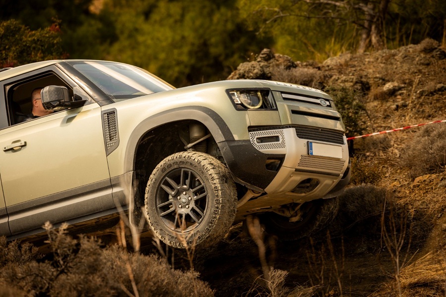 cover Defender Experience: an authentic driving experience that goes beyond the ordinary