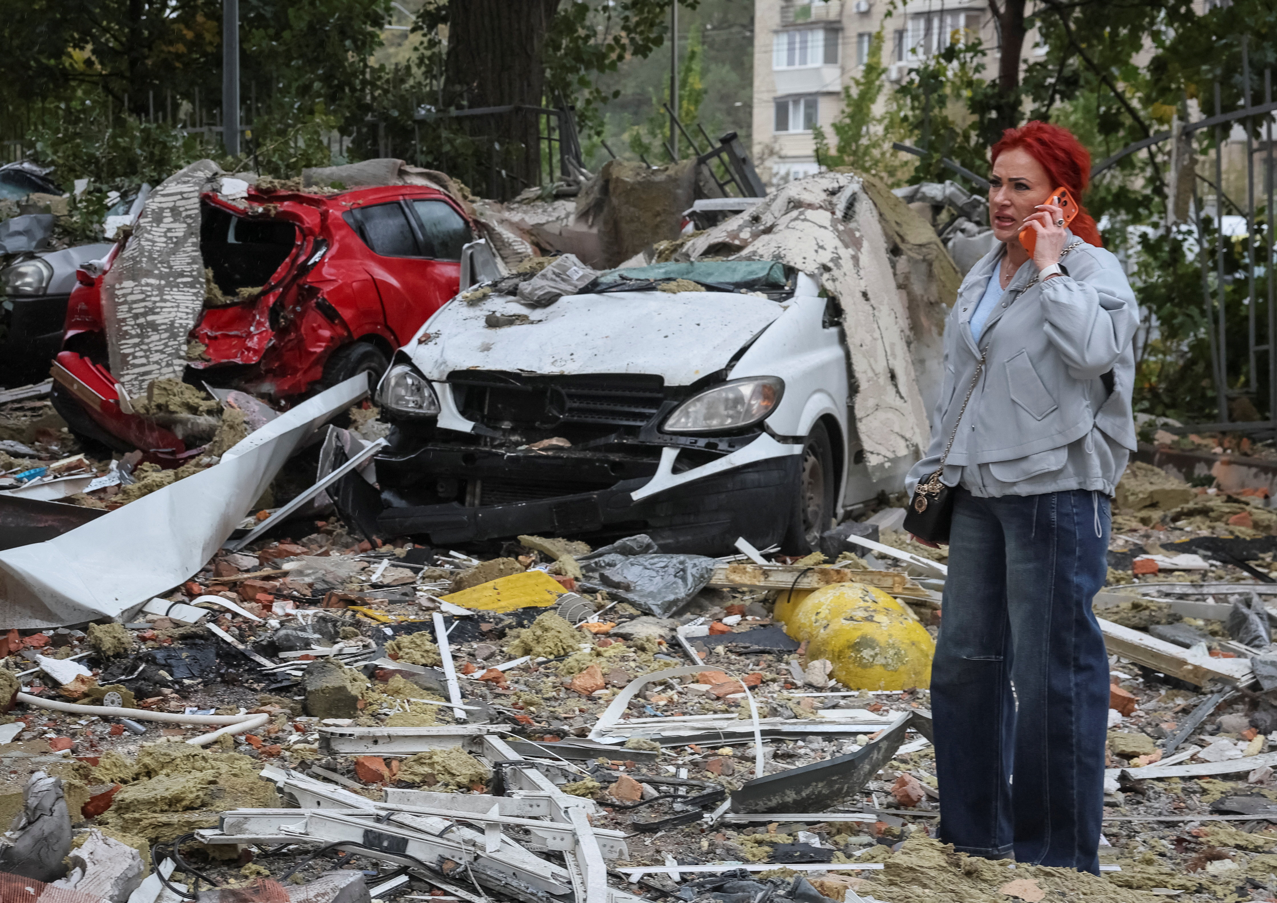 cover Russia strikes Kyiv as Ukraine launches hundreds of drones at Moscow