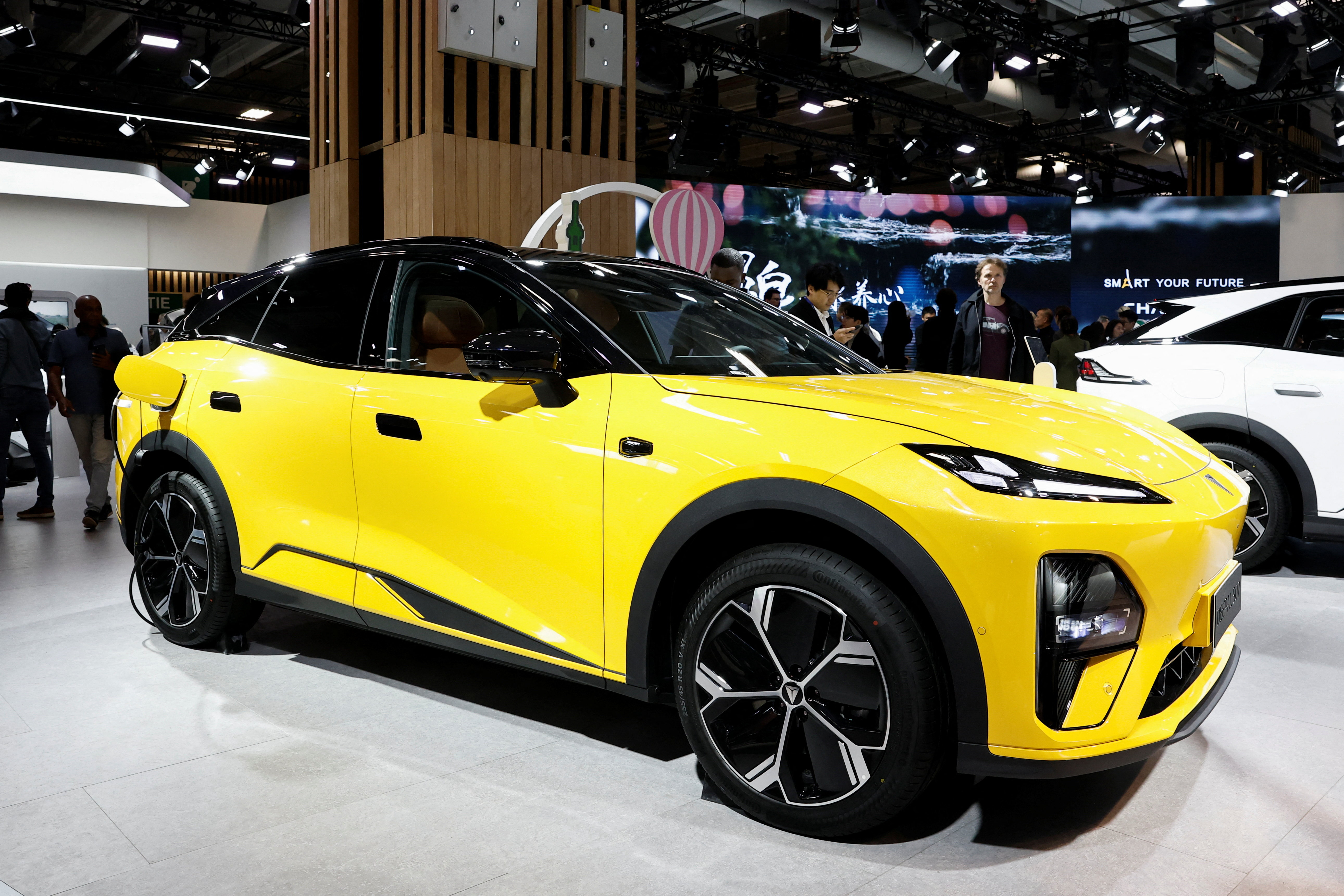 cover Chinese carmakers challenge Europe&#8217;s luxury brands